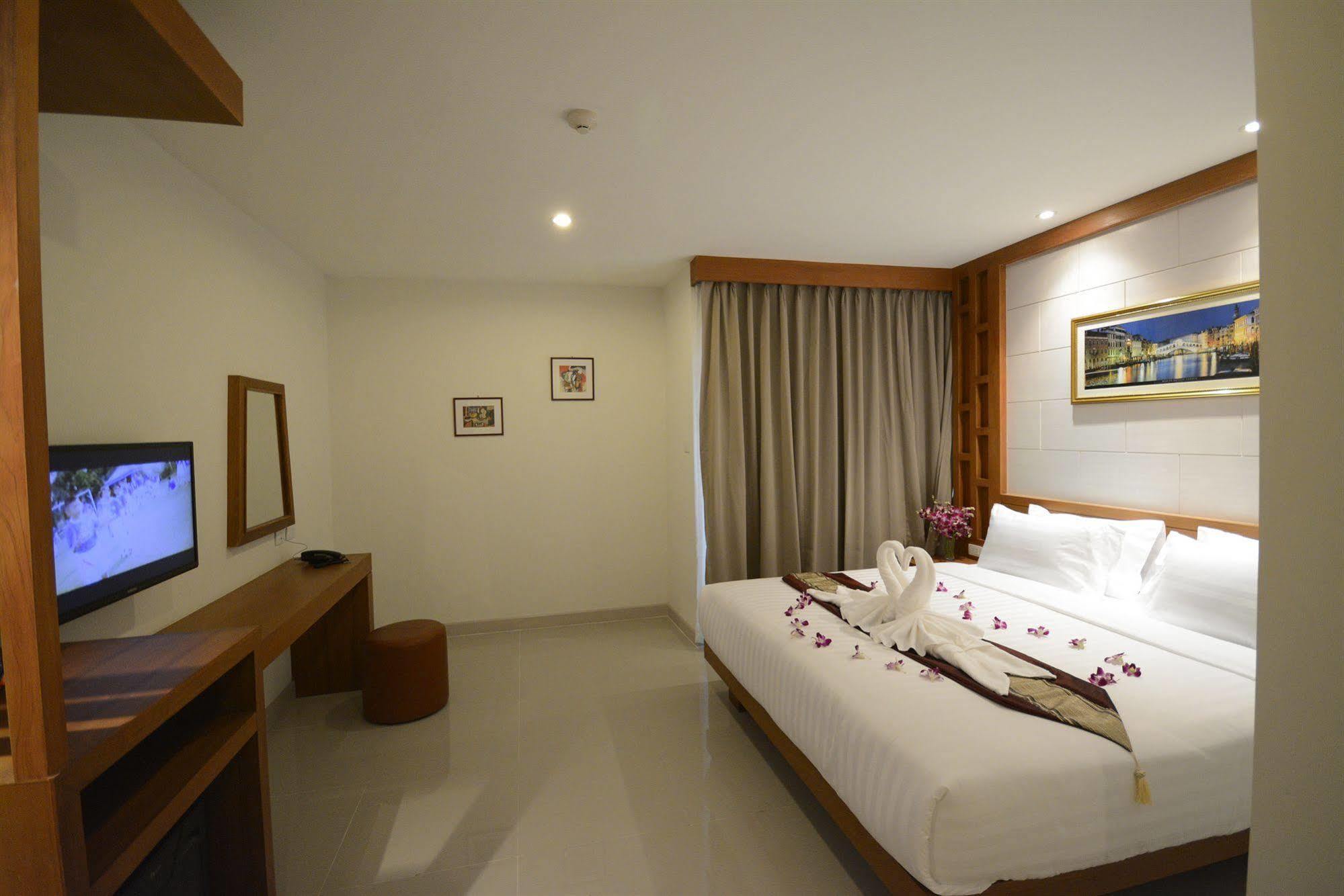The Patong Center Hotel Exterior foto
