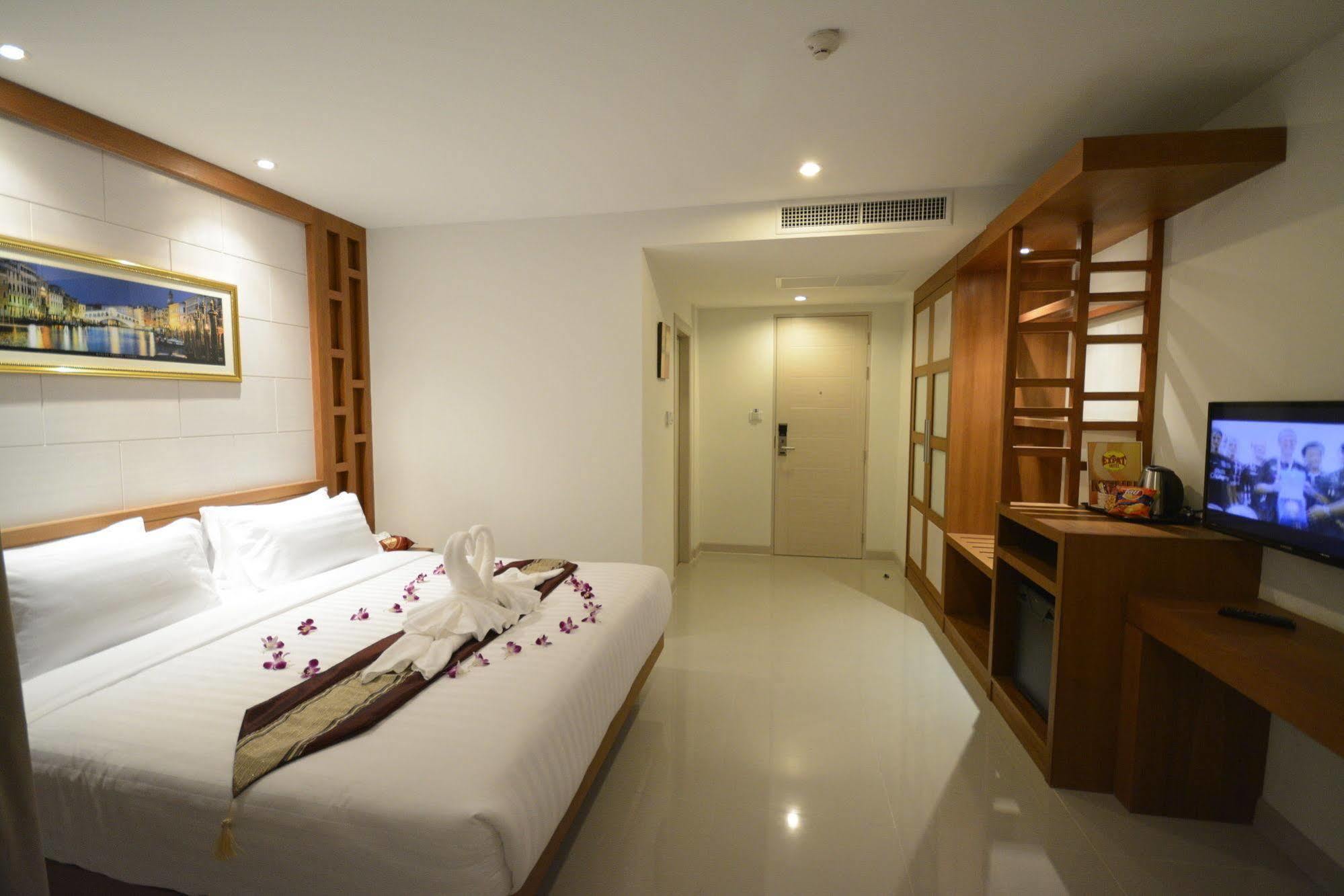 The Patong Center Hotel Exterior foto
